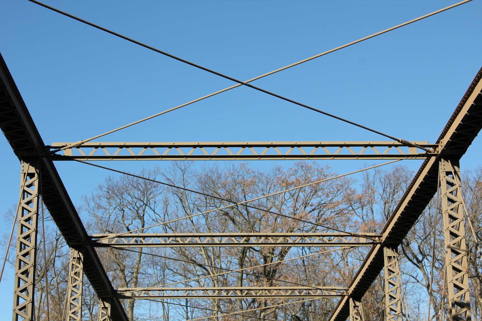 Sway bracing, through truss span